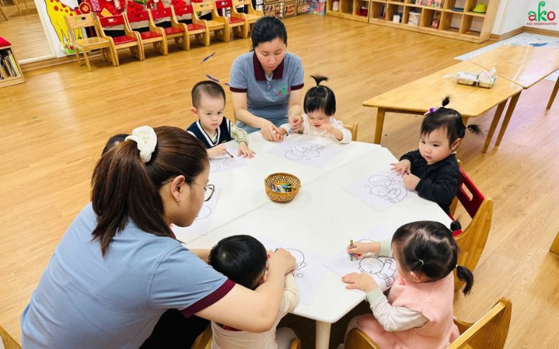 Bé tô màu bức tranh "Mẹ và Bé"